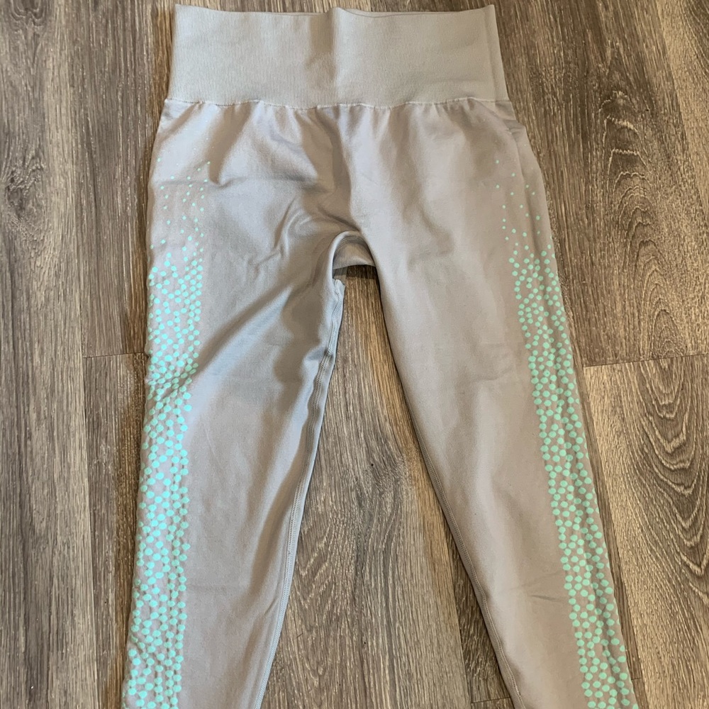 Fabletics Seamless gray and aqua Capri leggings